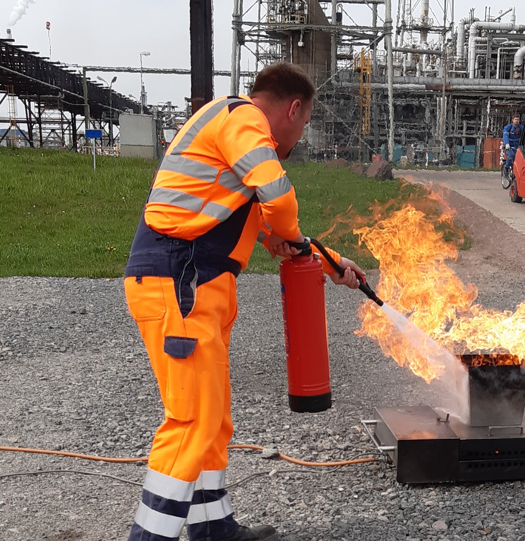 Mann löscht Feuer mit Feuerlöscher